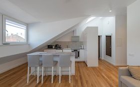 White 1 Bd Old Town Apartment By Hostlovers